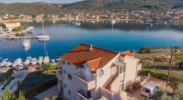 Apartments Majić, Забронировать Апартаменты/квартира Винишче Trogir Riviera, рядом с Пляж Купиница
