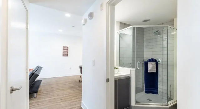 Апартаменты 3br Fully Furnished Apartment On Sunset Blvd 3 Bedroom Apts by RedAwning