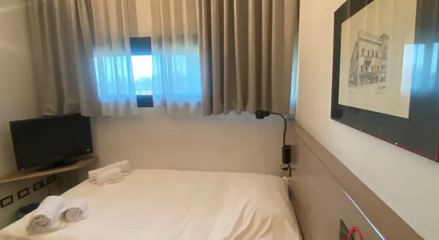 Трёхместный номер Economy с балконом Hotel Forum