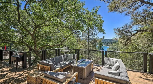 Коттедж Airy Alpine Getaway w/ Lake Arrowhead Views!