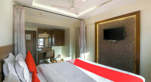 Люкс Standard OYO 70882 Hotel Royal Retreat