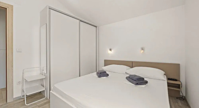 Sea View Vacation Apartment in Cres, Prenota Appartamento Hotel a Isole Quarnerine con parcheggio, Parcheggio
