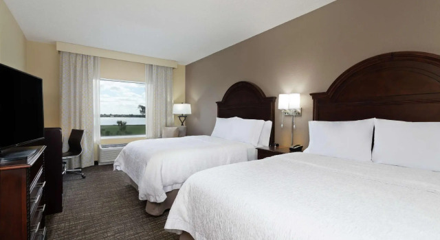 Четырёхместный номер Standard с видом на озеро Hampton Inn & Suites Wellington
