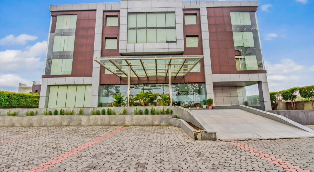 Capital O 8677 The Amor, Rezerwuj Hotel Hotele w Uttarakhand z basenem, Basen