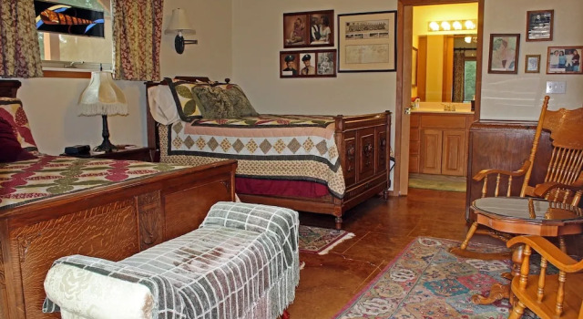 Четырёхместный номер Standard с балконом и с видом на окрестности Prow'd House Bed & Breakfast