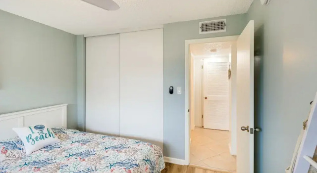 Ocean-view Key Colony Beach Condo w/ Pool Access!, Забронировать Апартаменты/квартира Отели Ки-Колони-Бич с парковкой, рядом с Great White Heron National Wildlife Refuge, Парковка