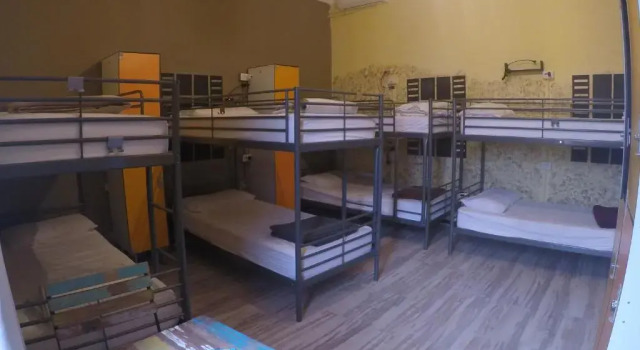 Кровать в общем номере Victoria House Hostel