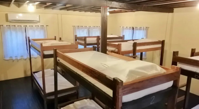 Кровать в общем номере с балконом Ilakai Hostel - Adults Only