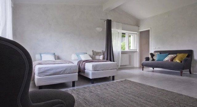 Четырёхместный номер Standard с балконом Villa De Hura