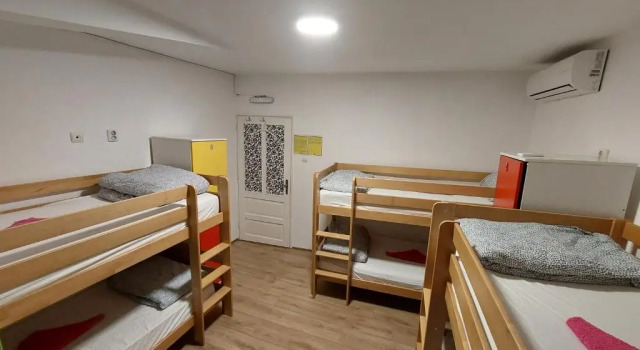 Кровать в общем номере с красивым видом из окна Hostel Inn Downtown