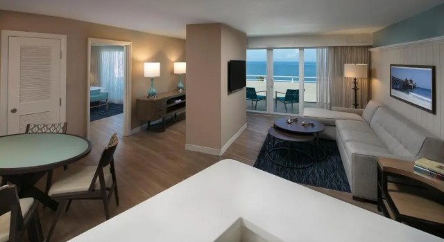 Люкс c 1 комнатой с видом на залив Edgewater Beach Hotel