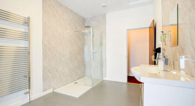 Трёхместный номер Deluxe OYO Eastbank Hotel
