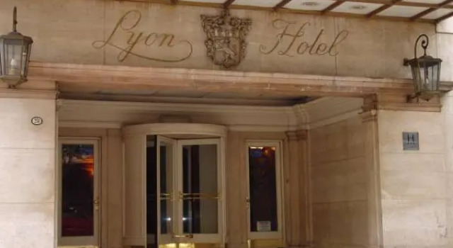 Кровать в общем номере Hotel Lyon by MH