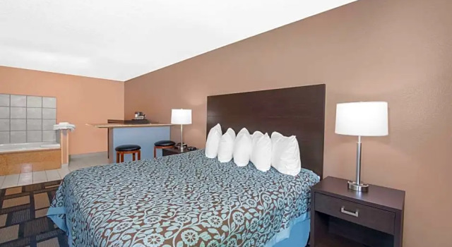 Люкс Days Inn by Wyndham Watertown