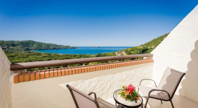 Четырёхместный номер Deluxe с балконом Villas Sol Beach Resort