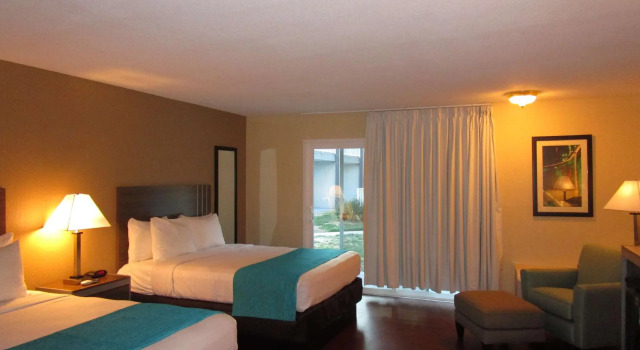 Четырёхместный номер Standard с балконом и с видом на бассейн SureStay Plus Hotel by Best Western Sacramento North
