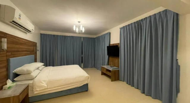 Кровать в общем номере Wave Resort