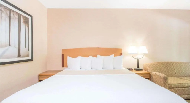 Четырёхместный номер Standard Days Inn by Wyndham Duluth Lakewalk