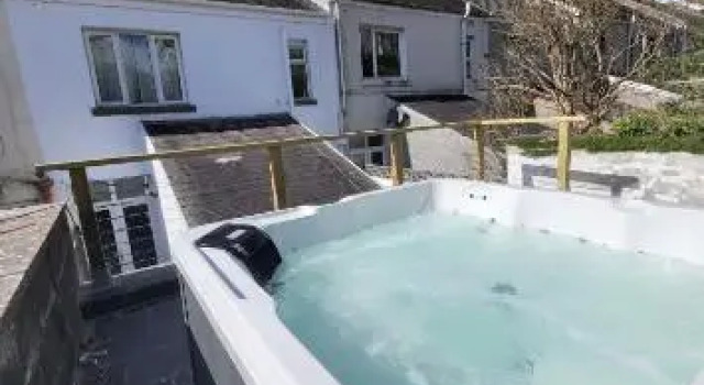 Коттедж Bright 3 Bedroom house with Hot Tub