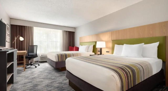 Четырёхместный номер Standard Country Inn & Suites by Radisson, Pella, IA