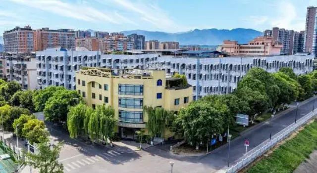 Yijiang Xianju Inn, Rezerwuj Hotel Hotele w Mianyang z parkingiem, Parking