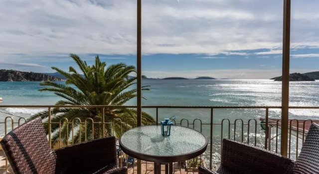 Четырёхместный номер Standard с балконом и с видом на море Hotel Assini Beach Tolo
