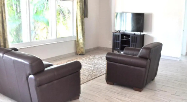 Lovely 3-bd, walk to bars, 9 min drive from beach! Heated pool., Забронировать Отель Отели Форт-Лодердейл с парковкой, Парковка