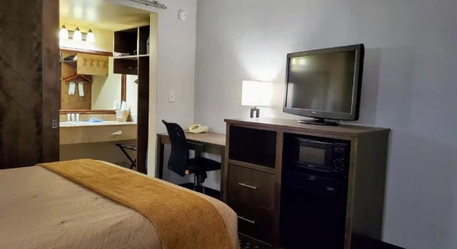 Двухместный номер Standard AmericInn by Wyndham Watertown