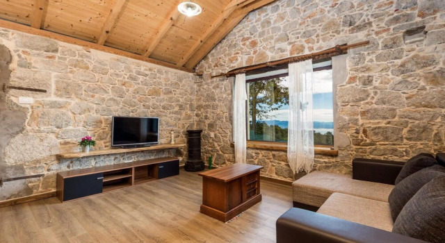 Nice Home in Veprinac with Outdoor Swimming Pool, Hot Tub & 5 Bedrooms