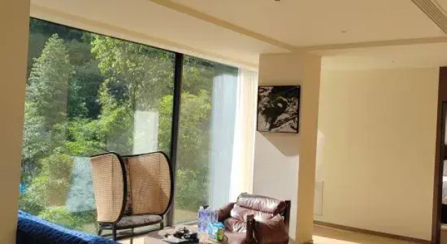 Люкс с 3 комнатами Yuncijian Private Hot Spring Homestay (Emeishan Baoguo Temple Tourist Center)