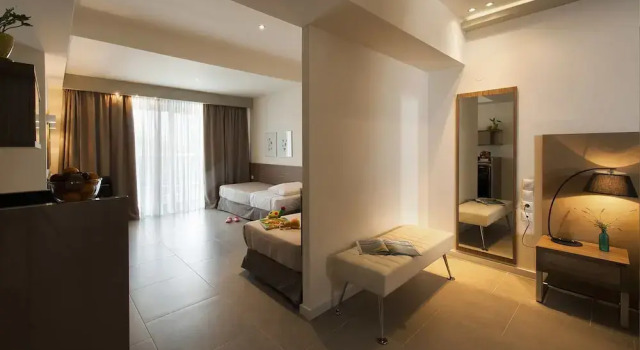 Семейный номер Standard с балконом и с частичным видом на море Ostria Sea Side Hotel