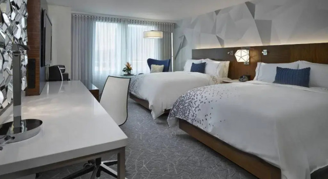 Четырёхместный номер Standard Renaissance Edmonton Airport Hotel