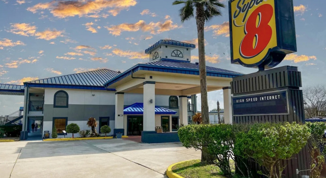 Super 8 by Wyndham Sealy, Buchen Sie Hotel Sealy Texas
