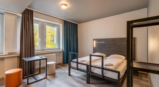 Кровать в общем номере a&o Köln Hauptbahnhof
