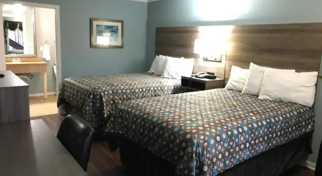 Четырёхместный номер Standard Winton Inn & Suites