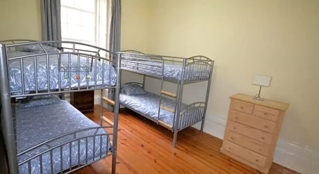 Sport Hostel Figueira da Foz, Забронировать Хостел Отели Фигейра-да-Фош с парковкой, рядом с Пляж Фигейра да Фос, Парковка