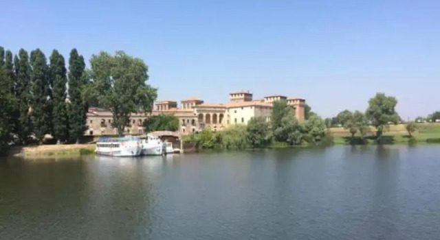 Appartamento fronte Parco Hofer con parcheggio privato gratuito e check out fino ore 19 su richiesta, Buchen Sie Ferienwohnung Hotels in Mantua mit Parkplatz, Parkplätze