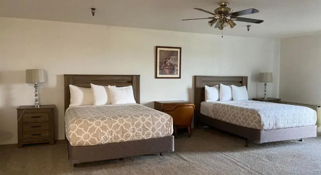 Standard Vierer Zimmer mit Balkon Eagle Hotel