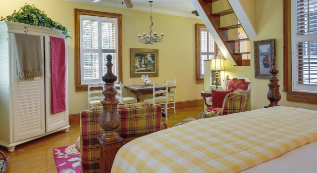 Romantic Cottage in Washington Historic District