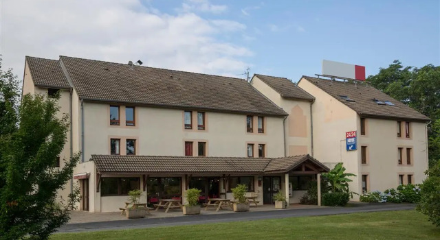 Le Moulin Rouge, Réserver Hôtel Chevillon 