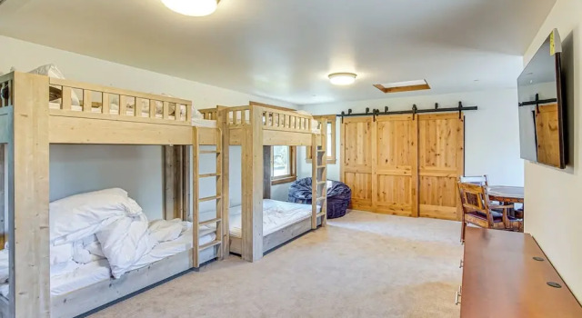 Spacious Cle Elum Cabin on Golf Course w/ Hot Tub!
