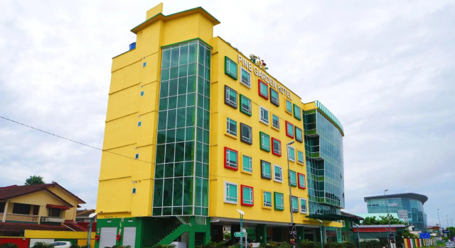 Кровать в общем номере Pine Garden Hotel