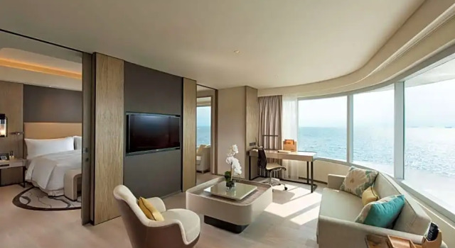 Двухместный люкс c 1 комнатой с видом на залив Conrad Manila