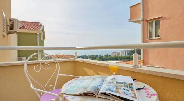 Студия с балконом и с частичным видом на море Apartments Zelic Tucepi