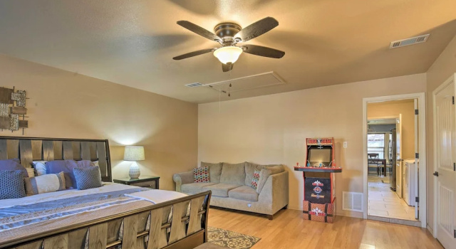 Коттедж с 4 комнатами San Antonio Oasis w/ Hot Tub, Pool & Outdoor Bar!