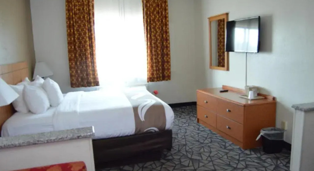 Одноместный люкс Quality Inn Coralville - Iowa River Landing