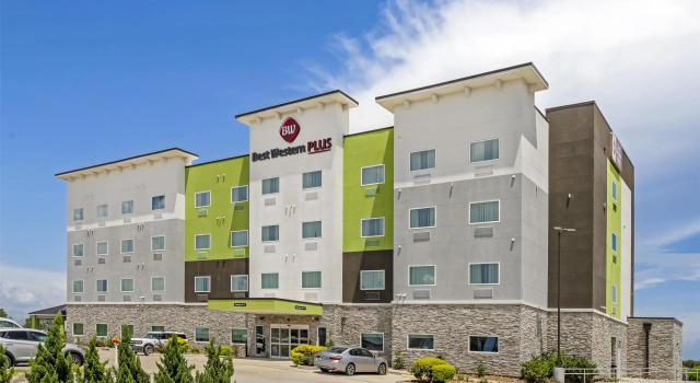 Best Western Plus Mid County, Book Hotel Hoteller i Port Arthur med parkering, Parkering