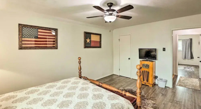 Fort Worth Retreat w/ Fenced Yard & Fire Pit!, Забронировать Дом для отпуска Отели Форт-Уэрт с парковкой, Парковка