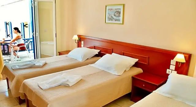 Трёхместный номер Standard с видом на бассейн Venardos Hotel