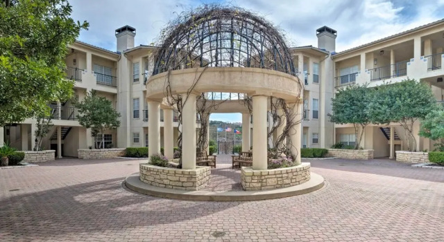 Lakefront Lago Vista Condo w/ Resort Amenities!